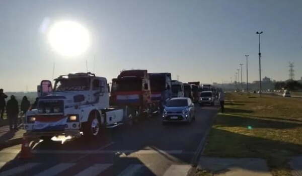 Camioneros se movilizarán hasta que bajen G. 1.500 en combustibles - Noticiero Paraguay
