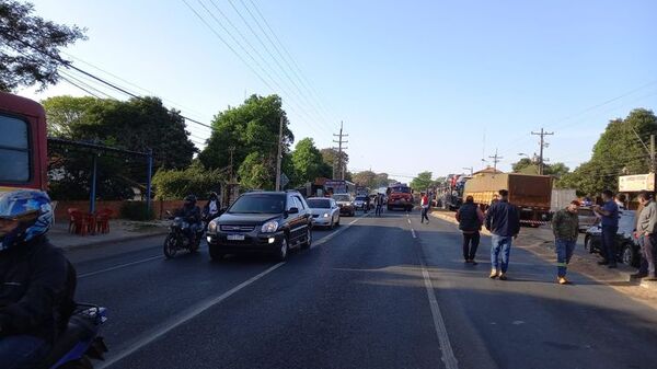 Caos y tensión en el tránsito: manifestantes cierran media calzada en cruce San Antonio-Ypané - Nacionales - ABC Color