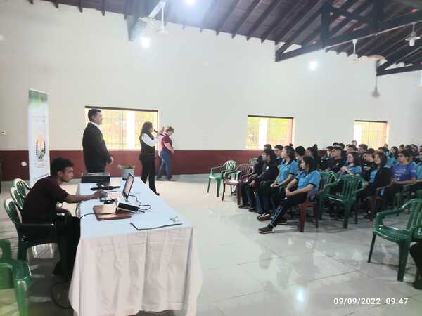 MASIVA CONCURRENCIA EN CHARLA SOBRE ALCOHOLISMO Y DROGADICCIÓN