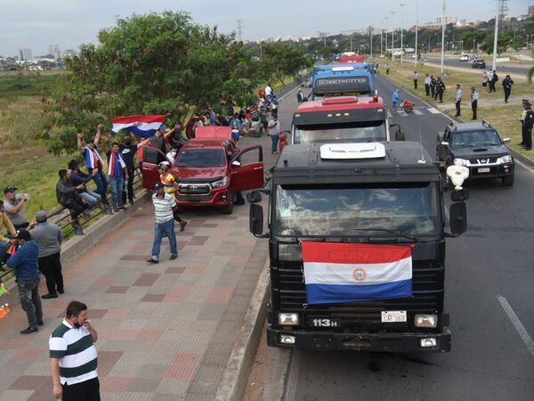 Movilización de camioneros seguirá hasta lograr reducción de precios de combustibles | Radio Regional 660 AM