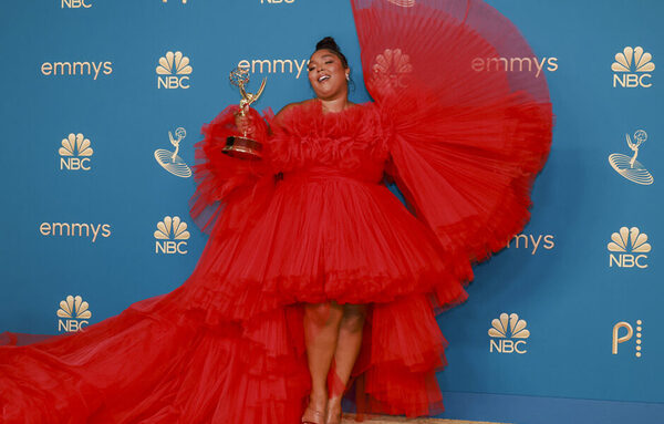 Lizzo rompe en llanto al ganar un Emmy y se enorgullece de su peso corporal