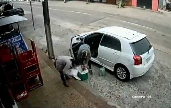 (VIDEO) Prepararon conservadora con bebidas espirituosas y se olvidaron en la calle