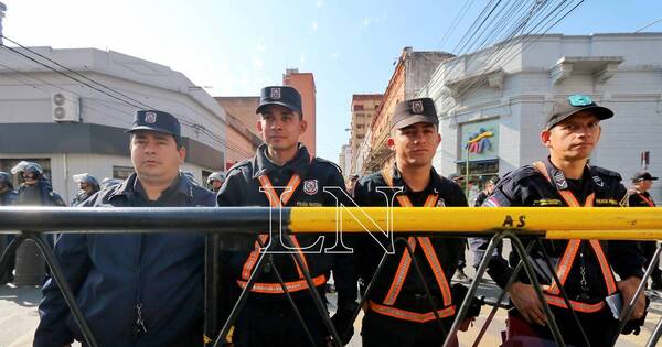 La Nación / Policía señala calles bloqueadas debido a movilización campesina en Asunción