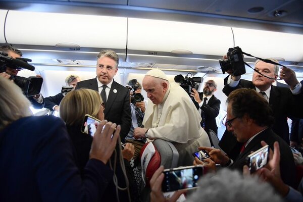 Tokáyev da la bienvenida al papa Francisco a Kazajistán