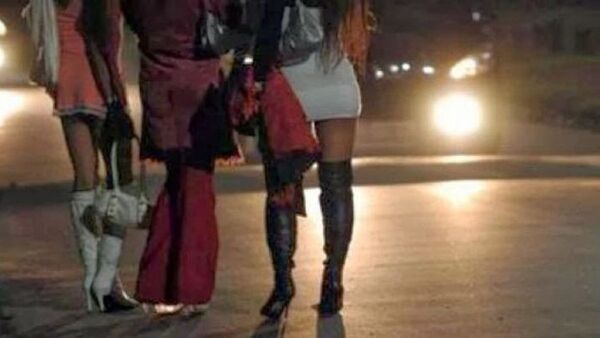 Travestidos pelaron a camioneros que pararon para hacer pipí
