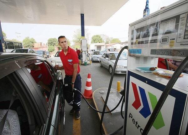 Precios de combustibles bajarán en primeros días de octubre, confirma Lichi