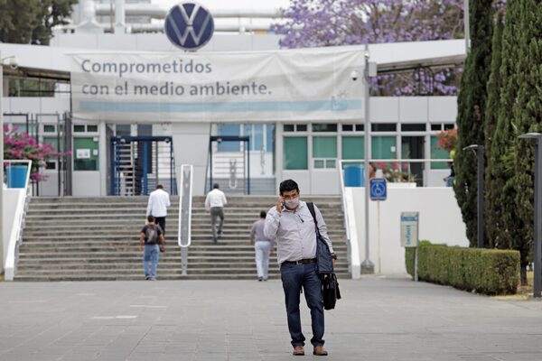 Empleados de Volkswagen México aprueban alza salarial de 9 % y evitan huelga - MarketData