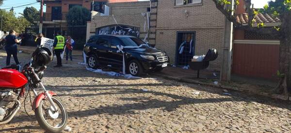 Crónica / Escrache: llenaron de papel higiénico la casa del defensor del Pueblo
