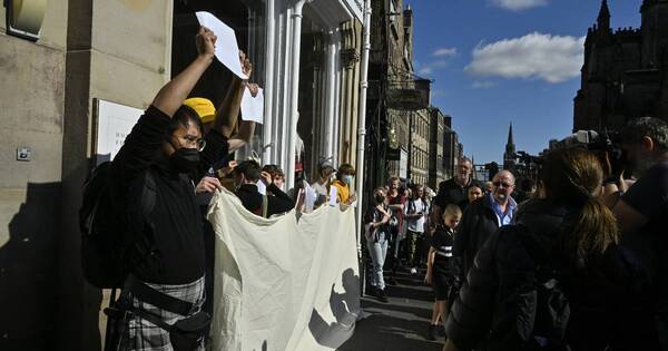 La Nación / Antimonárquicos marcan presencia en funeral de Isabel II