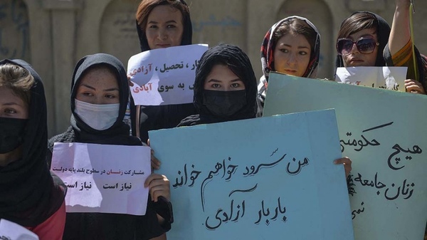 Kabul: reprimieron con gases a mujeres que pedían volver a trabajar y estudiar | 1000 Noticias