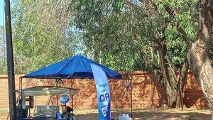 Vendedoras de pohã ro'ysã y tereré cobran con código QR