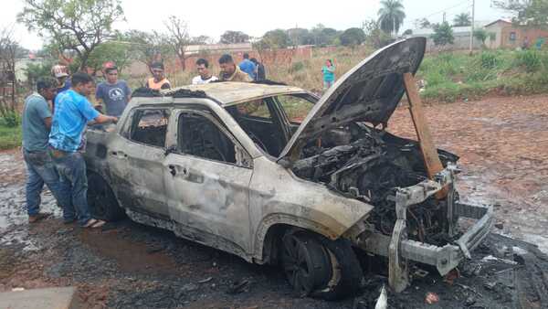 Vehículo ardió en llamas en el barrio Santa Ana