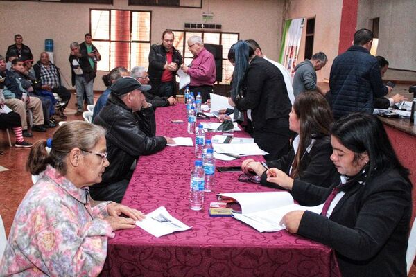Más de 200 adultos mayores reciben tarjeta para cobro de pensión en Hernandarias - ABC en el Este - ABC Color