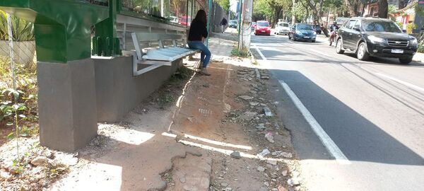 Vereda de parada de bus en pésimo estado - Crónicas Ciudadanas - ABC Color