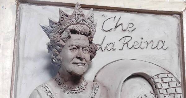 La Nación / Homenaje en barro a la reina Isabel II por un paraguayo