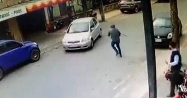 La Nación / Utilizan vehículo robado a policía para asaltar G. 94 millones