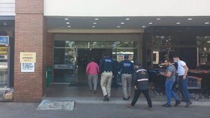 Incautan productos de contrabando en allanamiento a comercio
