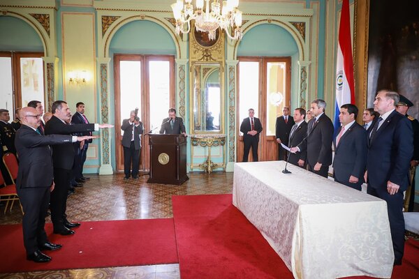 Toma de juramento a nuevos embajadores paraguayos ante la OMC y Perú - Revista PLUS
