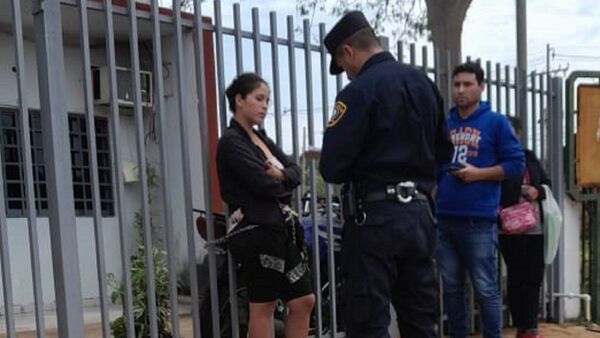 Mujer se encadena exigiendo la libertad de su pareja