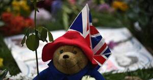 La Nación / El oso Paddington, símbolo de los homenajes a Isabel II