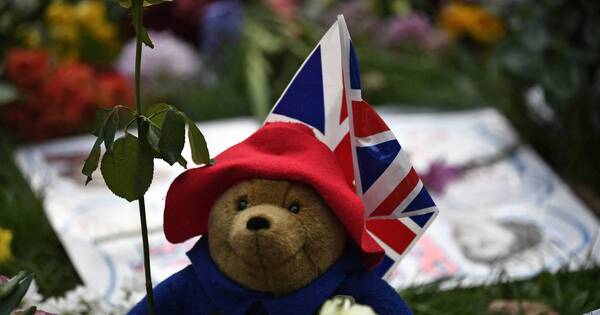 La Nación / El oso Paddington, símbolo de los homenajes a Isabel II