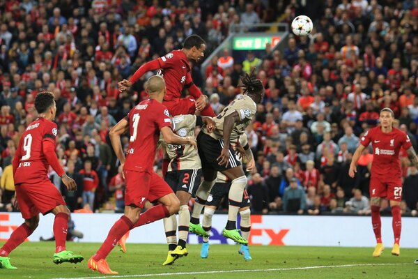 Liverpool respira consiguiendo un triunfo agónico ante el Ajax