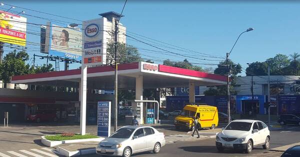 La Nación / Gravísimo accidente sobre Mariscal López, motociclista cruzó luz roja y fue embestido