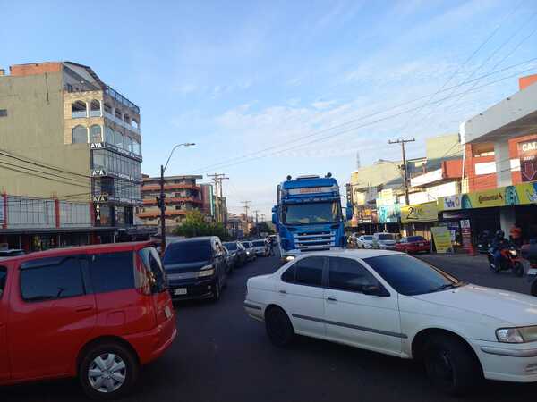 Trabajadores del paso piden mejor trato de funcionarios aduaneros