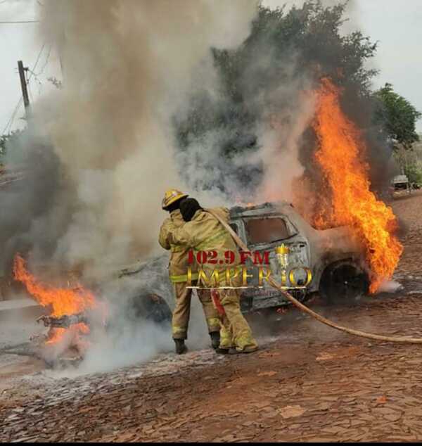 Camioneta ardió totalmente en llamas en barrio Obrero - Radio Imperio