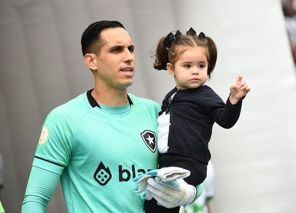 Gatito Fernández cumplió el sueño de entrar con su hija Rafaella al campo del Nilton Santos - Gente - ABC Color