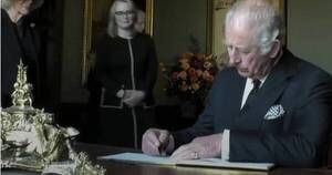 La Nación / Viralizan momento en el que el rey Carlos III vuelve a enojarse: “Odio esto, es apestoso”, dijo