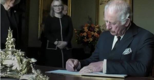 La Nación / Viralizan momento en el que el rey Carlos III vuelve a enojarse: “Odio esto, es apestoso”, dijo