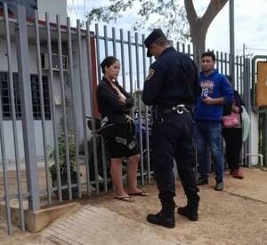 Crónica / ¡Guyryry!: Se encadenó por la reja de la fiscalía pidiendo liberar a su ména que, según la suegra, le tongueó