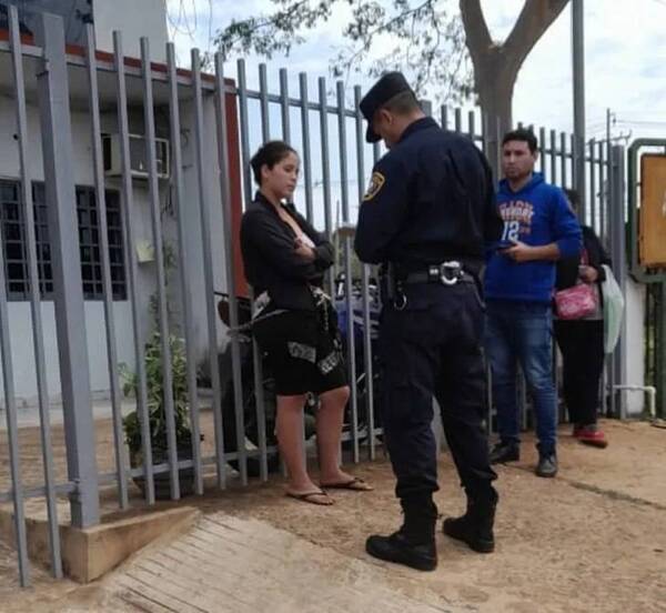 Crónica / ¡Guyryry!: Se encadenó por la reja de la fiscalía pidiendo liberar a su ména que, según la suegra, le tongueó