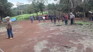 Campesinos desalojan predio en Carayaó tras fuerte dispositivo policial