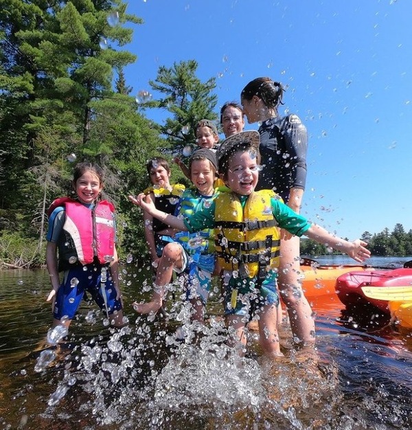 Familia canadiense recorre el mundo antes de que sus hijos queden ciegos - Unicanal