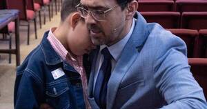 La Nación / Imagen del pastor y un niño conmovió en las redes sociales