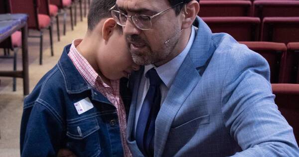 La Nación / Imagen del pastor y un niño conmovió en las redes sociales