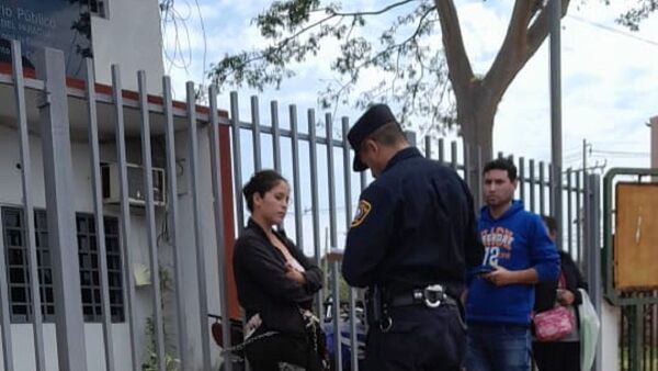 Se encadenó para exigir la libertad de su concubino, imputado por violencia en su contra