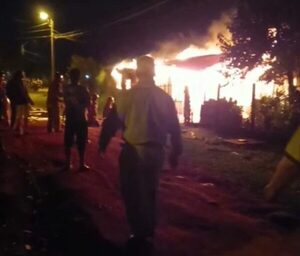 (VIDEO) Corto circuito causa un feroz incendio