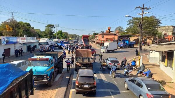 Camioneros dispuestos a negociar bajar G. 1000 el litro de combustible - Economía - ABC Color