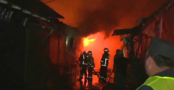 Mercado 4: incendio controlado y denuncian que fue provocado - Policiales - ABC Color