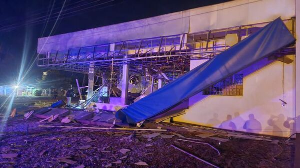 Asaltantes destruyen un banco en Pirapó y queman vehículos en su huida  - Policiales - ABC Color