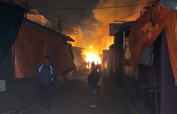 Incendio en el Mercado 4 destruyó una docena de casillas | 1000 Noticias