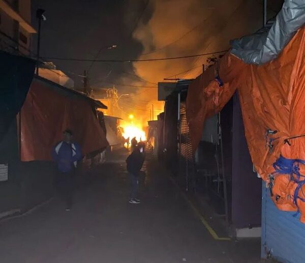 Controlan incendio de grandes proporciones en el Mercado 4