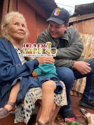 Diputado asiste a mujer de 79 años que está a cargo de cinco nietos en precarias condiciones - Radio Imperio