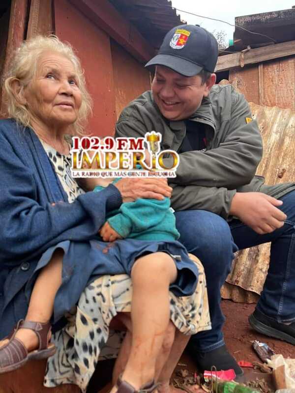 Diputado asiste a mujer de 79 años que está a cargo de cinco nietos en precarias condiciones - Radio Imperio