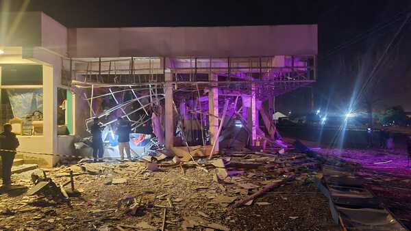 Diario HOY | En asalto tipo comando destruyen con explosivos un banco en Pirapó