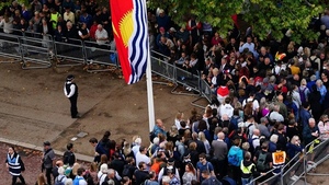 Miles de personas hacen largas colas en Londres para poder despedir a la reina Isabel II - .::Agencia IP::.