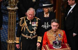 Carlos III despidió a decenas de empleados durante acto en honor a Isabel II